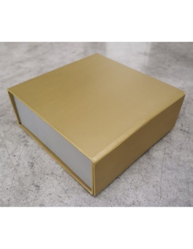 CAJA AUTOMONTABLE CON IMAN ORO CON PLATA 16X16X6CM