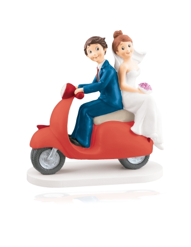 PAREJA NOVIOS EN MOTO ELLA SENTADA DE LADO